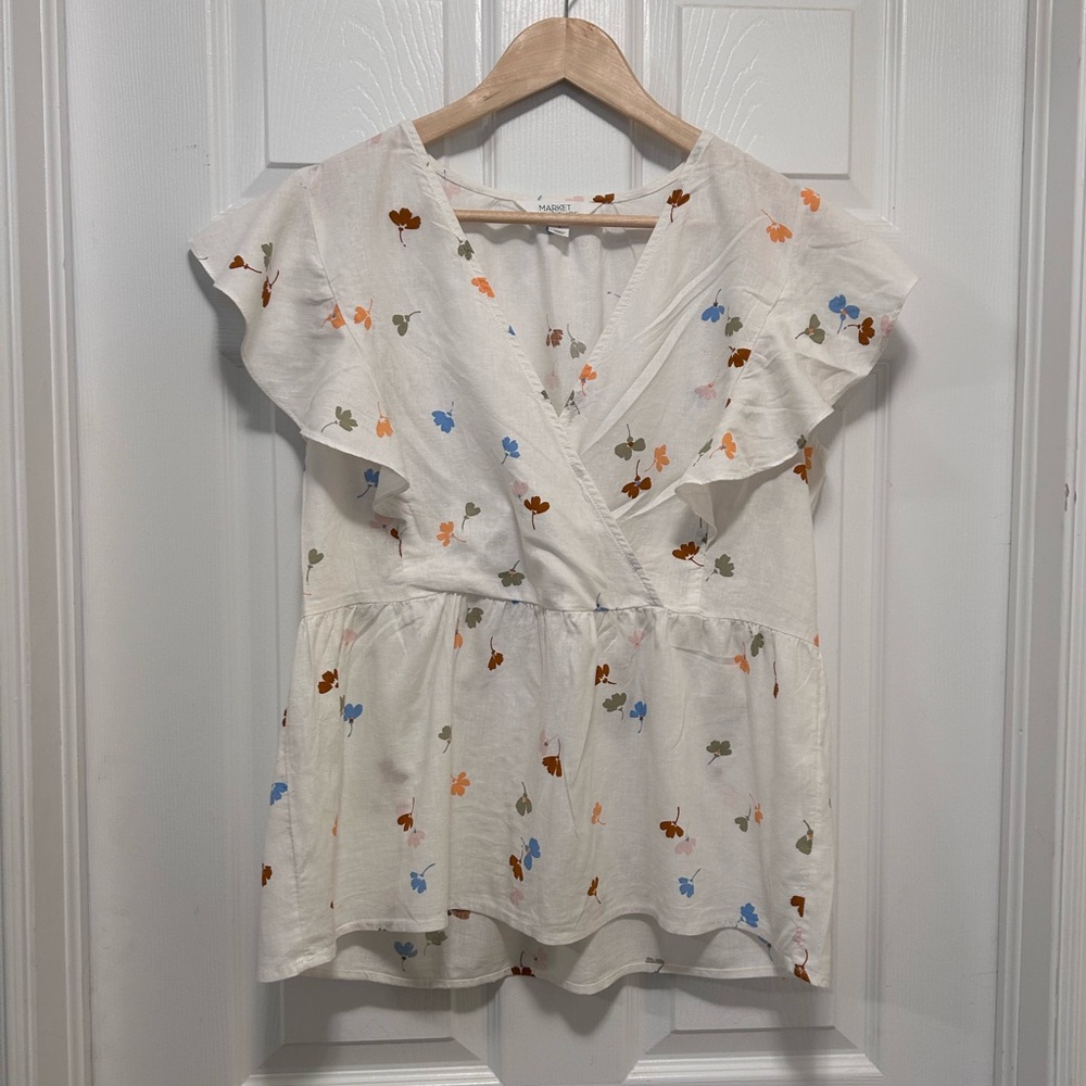Market and Spruce, cross over with short ruffled sleeves, size large.